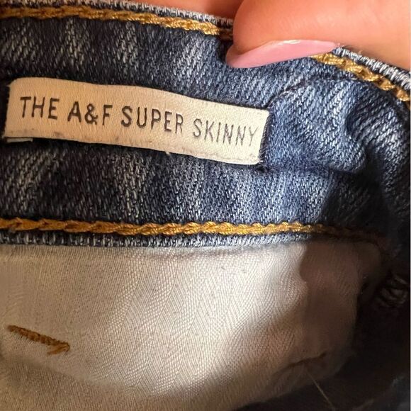 Abercrombie and Fitch low rise distressed Jean - Picture 8 of 9